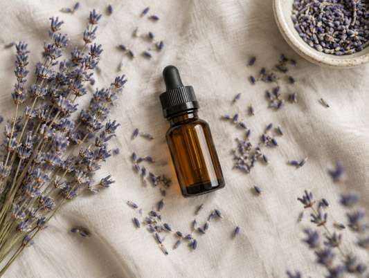 Huile essentielle de lavande et fleurs séchées, ingrédient de notre gamme Sommeil BathsTea